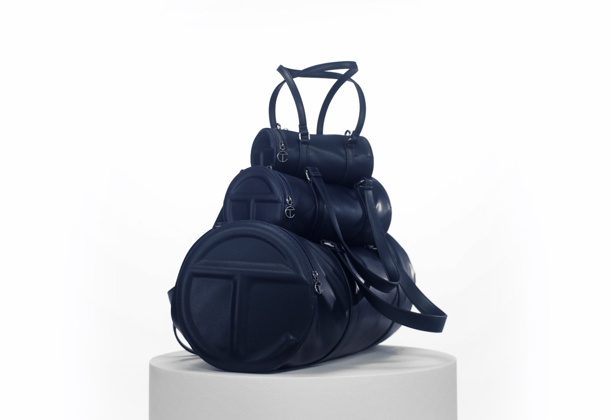 Navy_Duffle_Stack_Uncropped.00_00_08_11.Still006_186cf743-9ccf-4834-a4a3-c291d2449cca