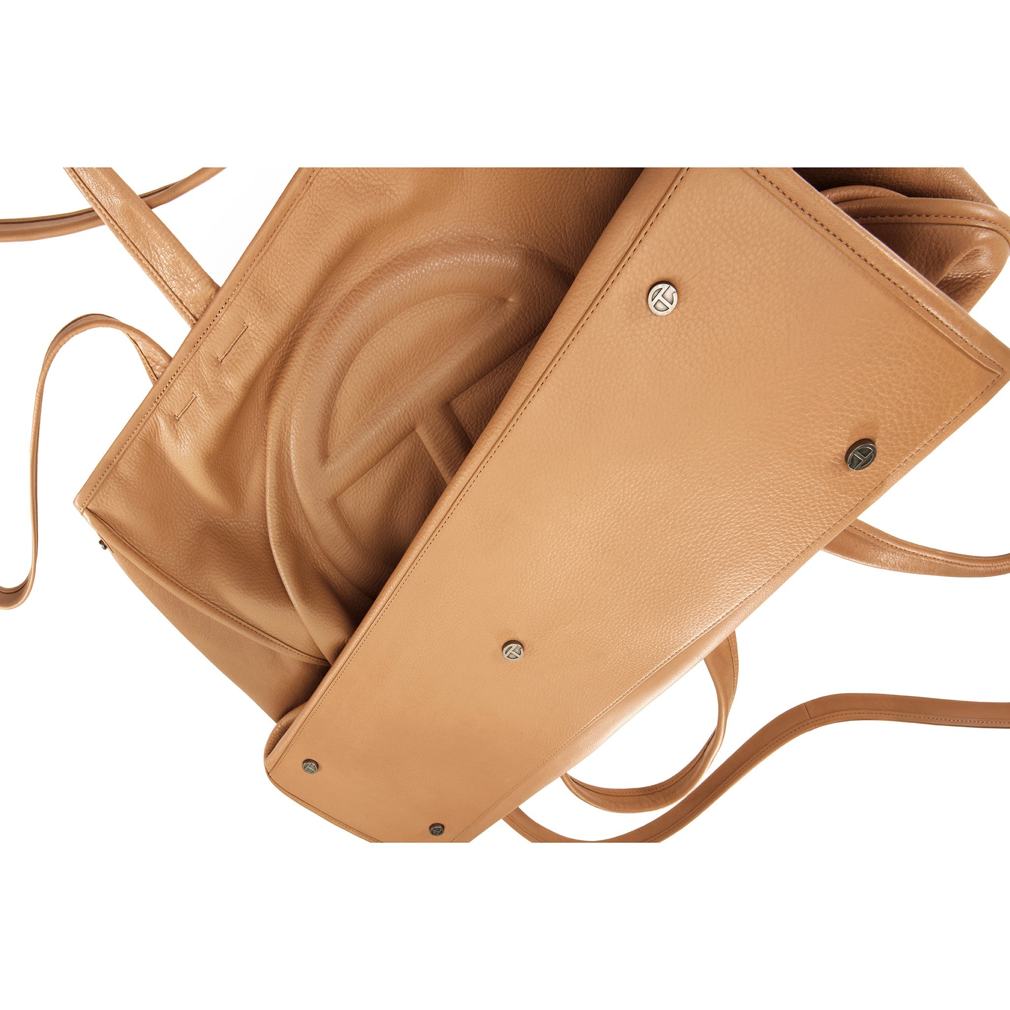 TELFAR-LARGE-CARRY-BAG-DESERT-FEET-DETAIL