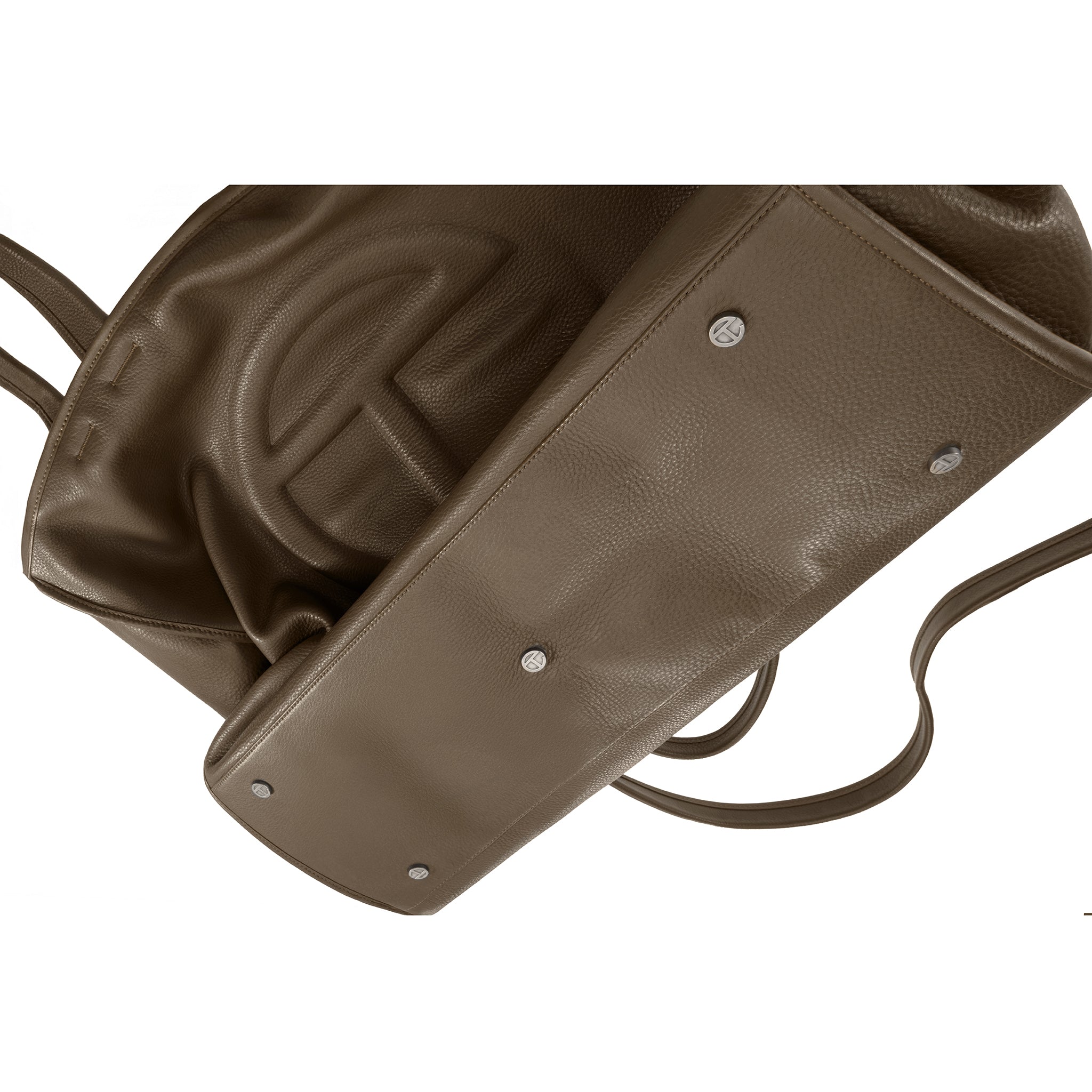 TELFAR-LARGE-CARRY-BAG-UMBER-FEET-DETAIL