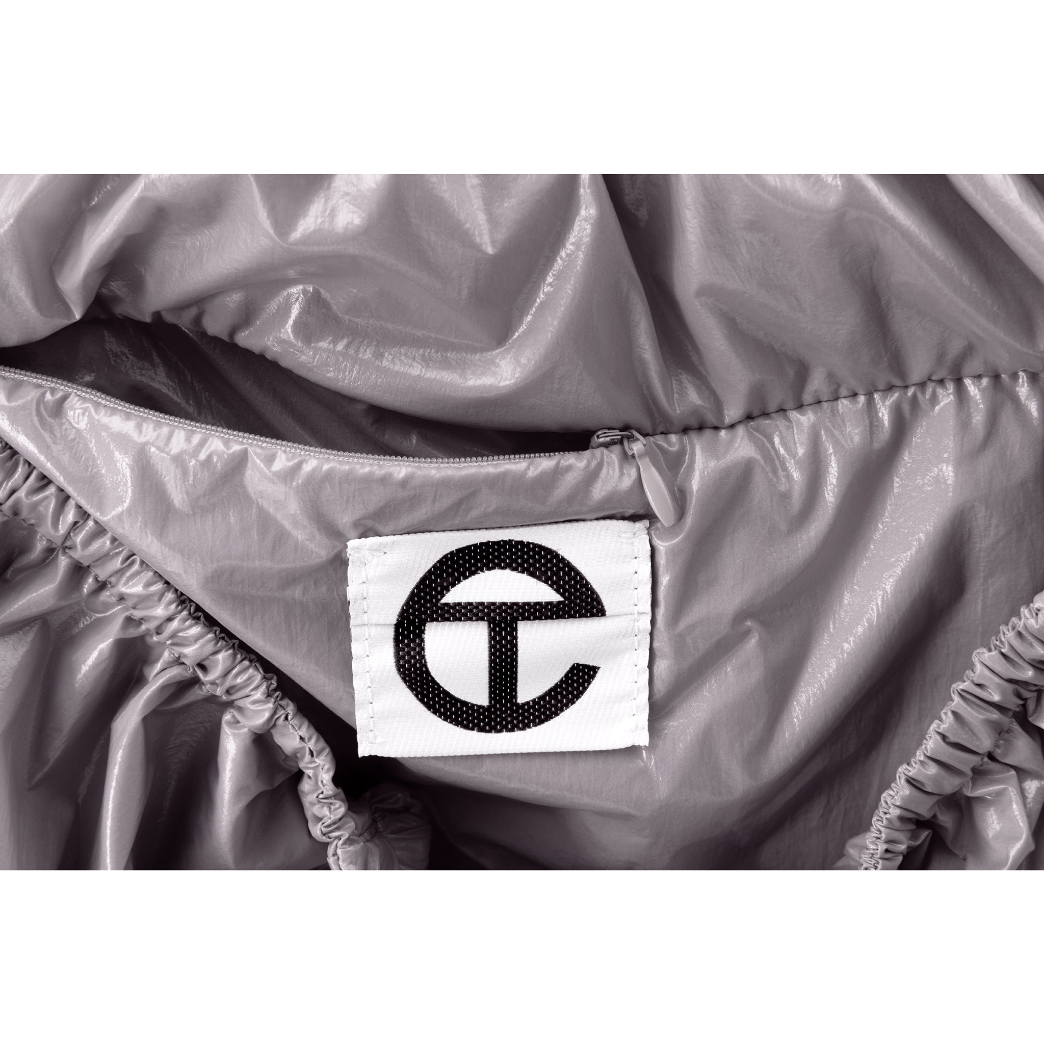 TELFAR-LARGE-OMG-PLASTIC-BAG-GREY-HANDLE-ZIPPER-DETAIL-1