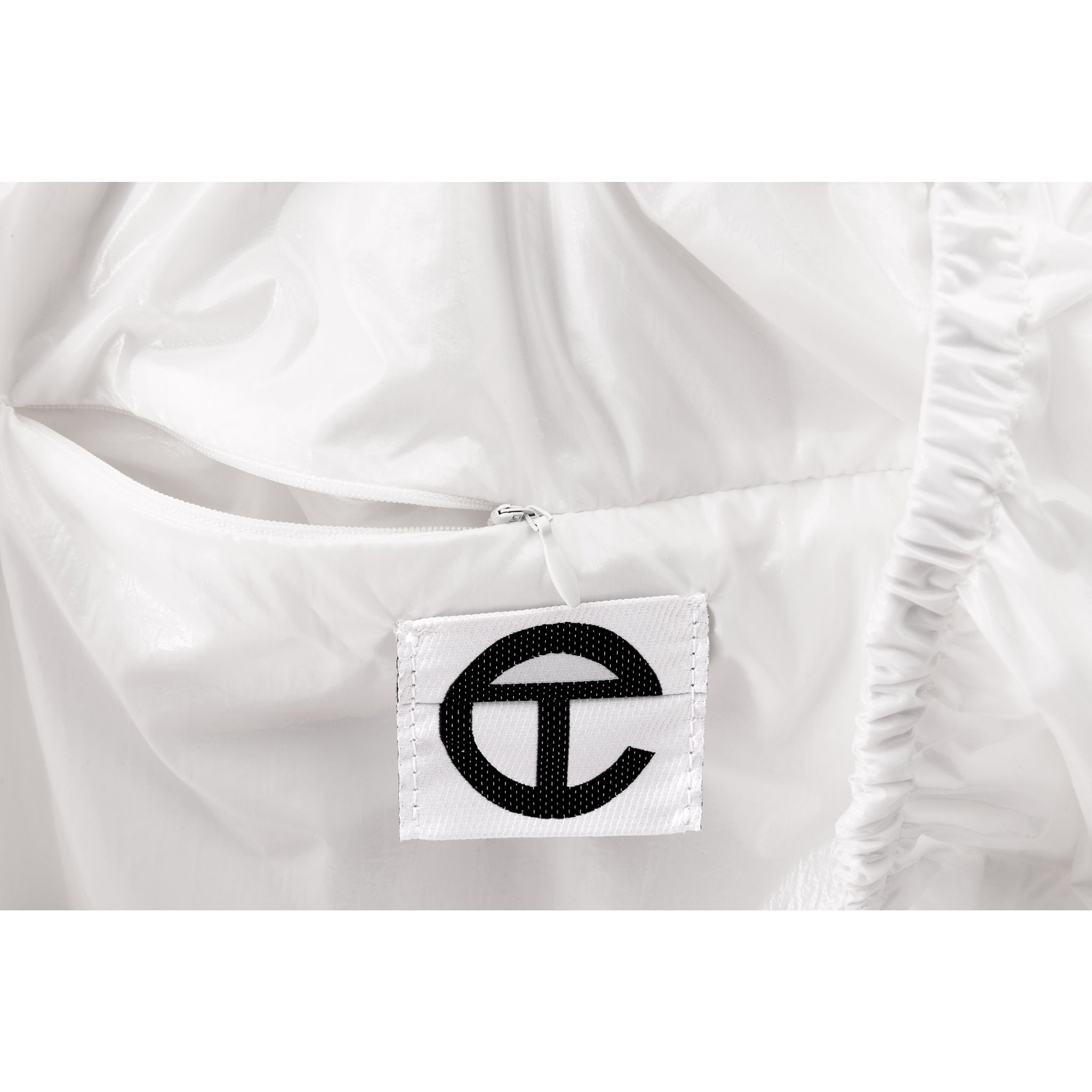 TELFAR-MEDIUM-NEW-YORK-PLASTIC-BAG-WHITE-ZIPPER-DETAIL-1