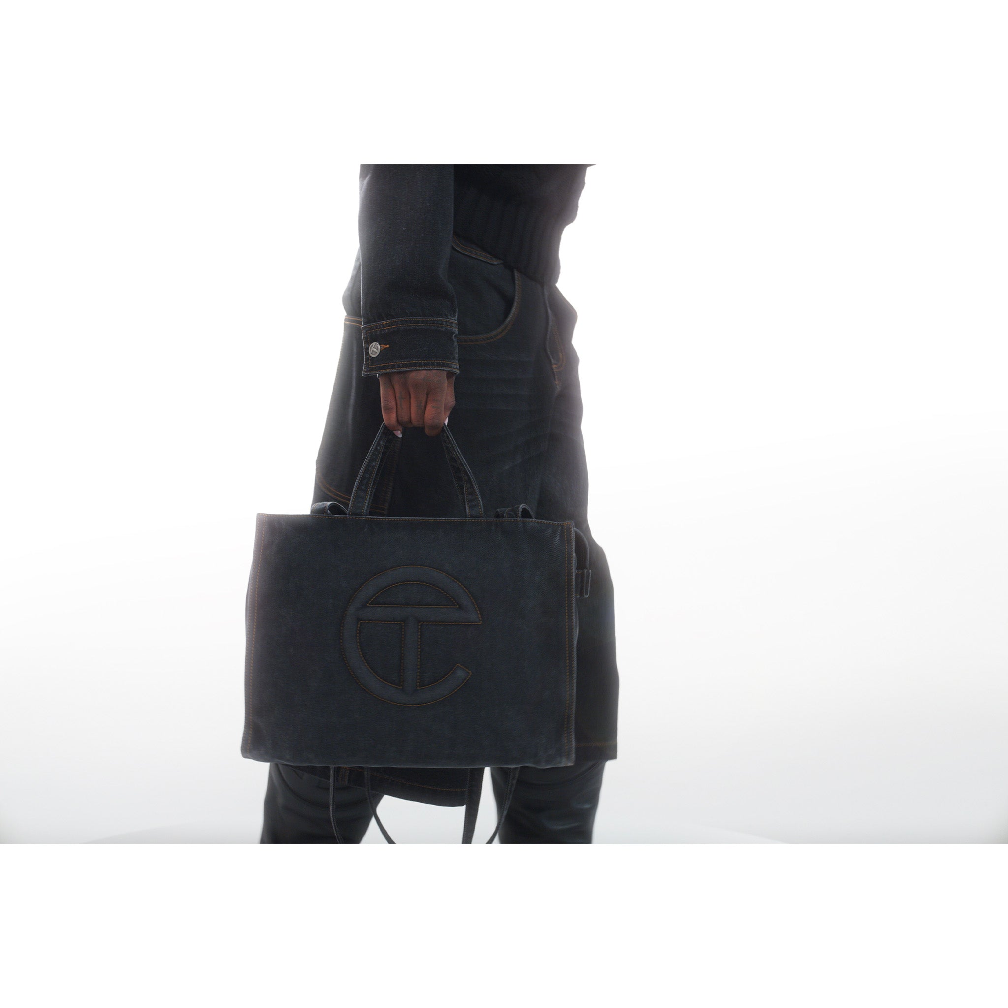 TF-JEAN-11-BK_BaggyJeanShort_003_24_1bf21bc9-8ab8-4048-bbd8-66b204c0bba7